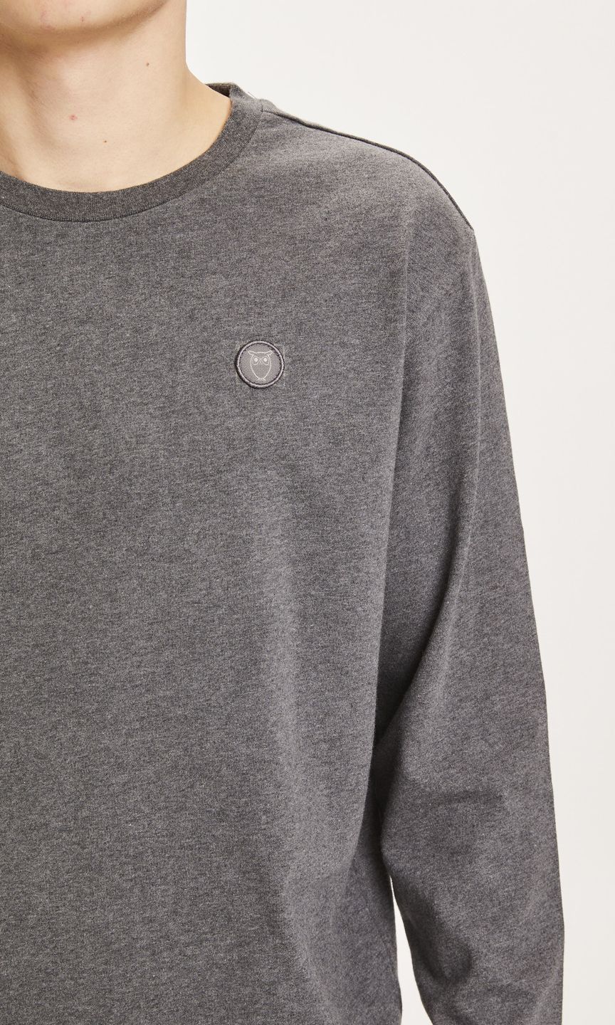 Longsleeve VIGGO badge dark grey melange von KnowledgeCotton Apparel