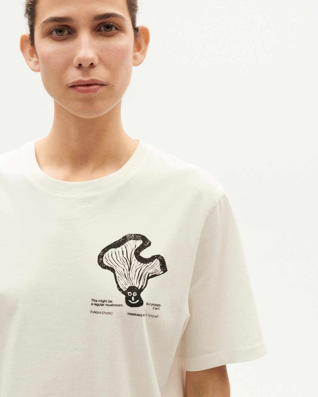 T-Shirt Lucia fhungi / white von Thinking MU