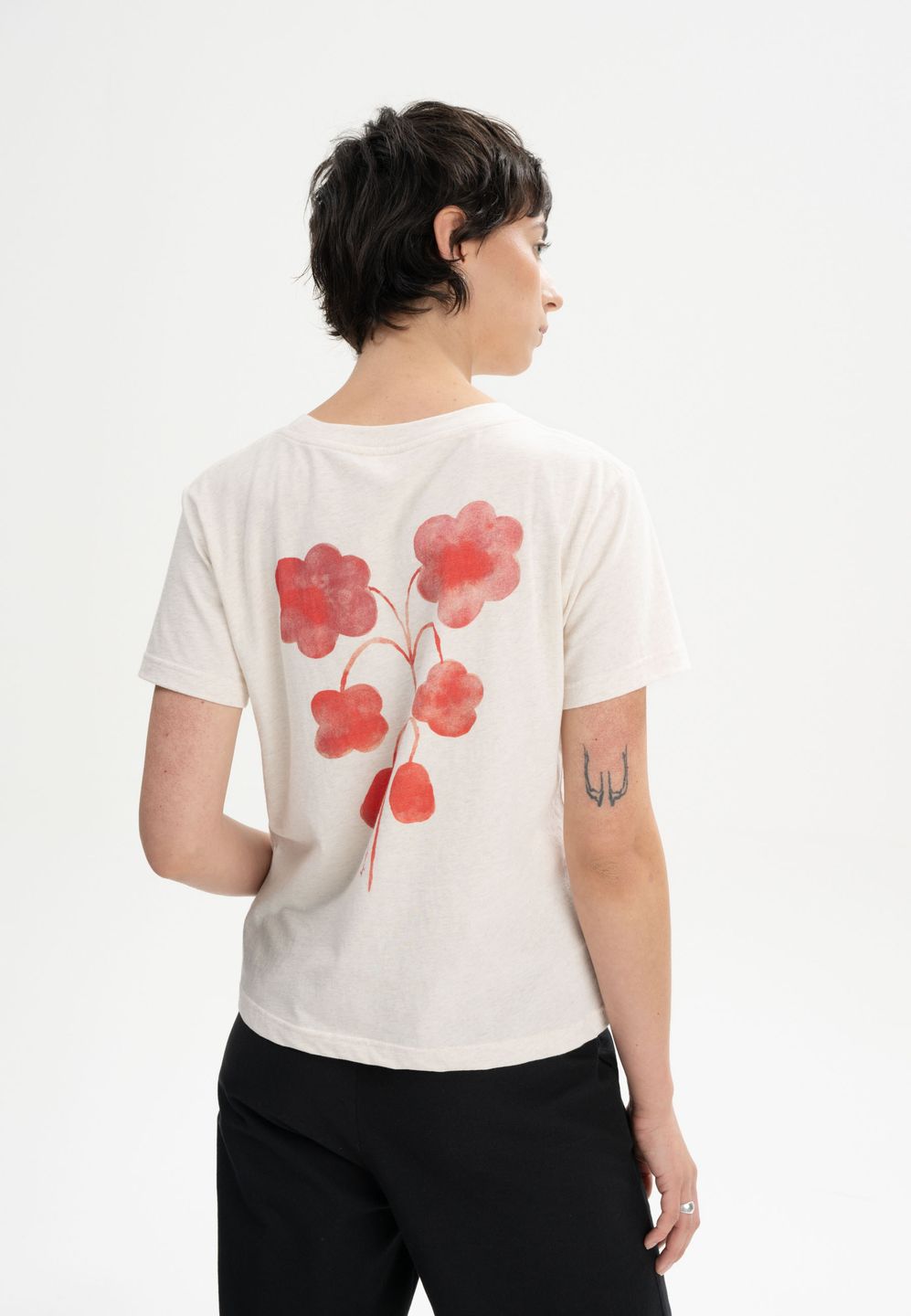 T-Shirt Artist Edition Kaja cream melange / botanical print rot von MELAWEAR